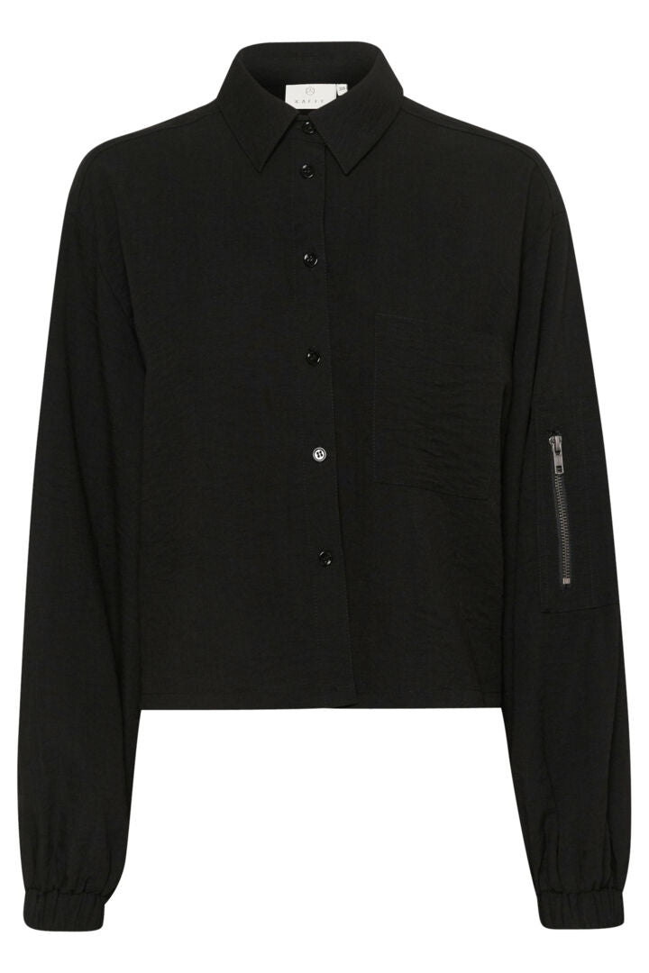 This classic button up blouse from Kaffe has a twist with its puff sleeves and zipper pocket on the sleeve, welcome the Kaelenor Shirt in Deep Black to the Autumn Winter 2024 collection, perfect to spice up your favorite trousers or jeans&nbsp;