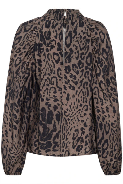 Unleash your wild side with the Kaffe Jemma Blouse in Major Brown! This leopard print blouse is the perfect addition to your fall wardrobe. Layer it up or style it on its own - either way, you'll be turning heads with this versatile and stylish piece.    Made of 87% viscose, 13% nylon, machine wash 30 and air dry where possible&nbsp;