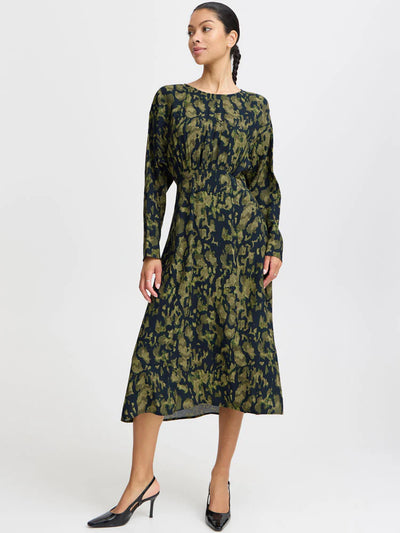 Get ready to turn heads in the B Young Hanva Dress! This long sleeve dress features a drop waist and comes in a stunning mix of navy and green abstract prints. Its perfect blend of strong and dark autumnal colours make it a must-have for the season.



Made of&nbsp; 90% Viscose, 10% polyester, Machine wash cool and low&nbsp;
