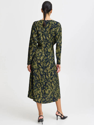 Get ready to turn heads in the B Young Hanva Dress! This long sleeve dress features a drop waist and comes in a stunning mix of navy and green abstract prints. Its perfect blend of strong and dark autumnal colours make it a must-have for the season.



Made of&nbsp; 90% Viscose, 10% polyester, Machine wash cool and low&nbsp;