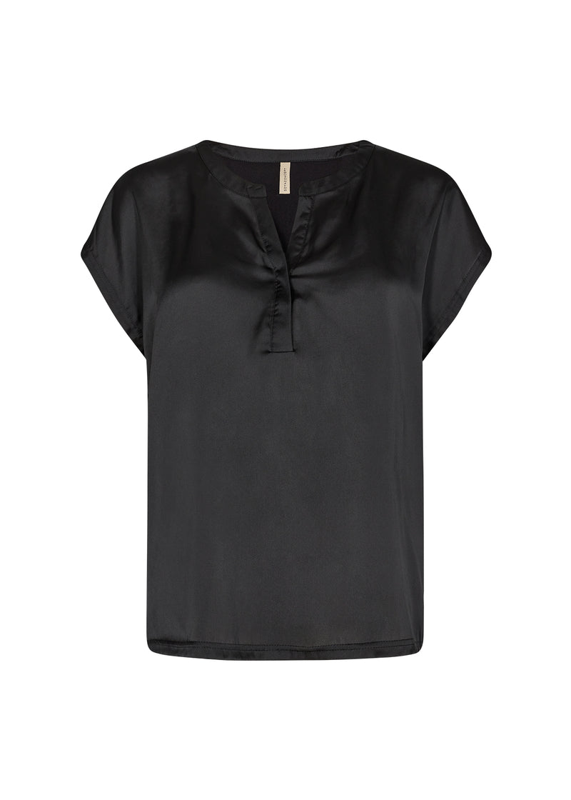 Back again for another season, Thilde! We love this t-shirt that can easily get dressed up or down!