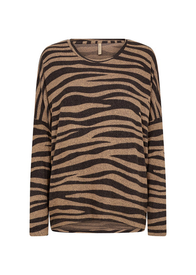 Get ready to snuggle up and stay stylish with the Soyaconcept Biara Aop sweater! This cosy and lightweight knit is the perfect addition to your autumn and winter wardrobe. With its neutral brown and black stripes, it's the ultimate combination of comfort and style.