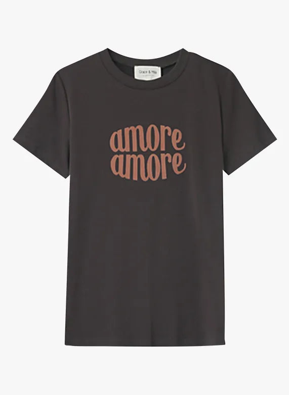 Elevate your everyday wardrobe with the Grace &amp; Mila Nicolette Tee! Available in Anthracite or Beige, this basic graphic tee is not only cute but also offers a bit of stretch for a comfortable fit. Perfect for adding a touch of style to any casual look.    Made of 92% cotton, 8% elastic, Machine wash 30 and air dry where possible, low iron if needed