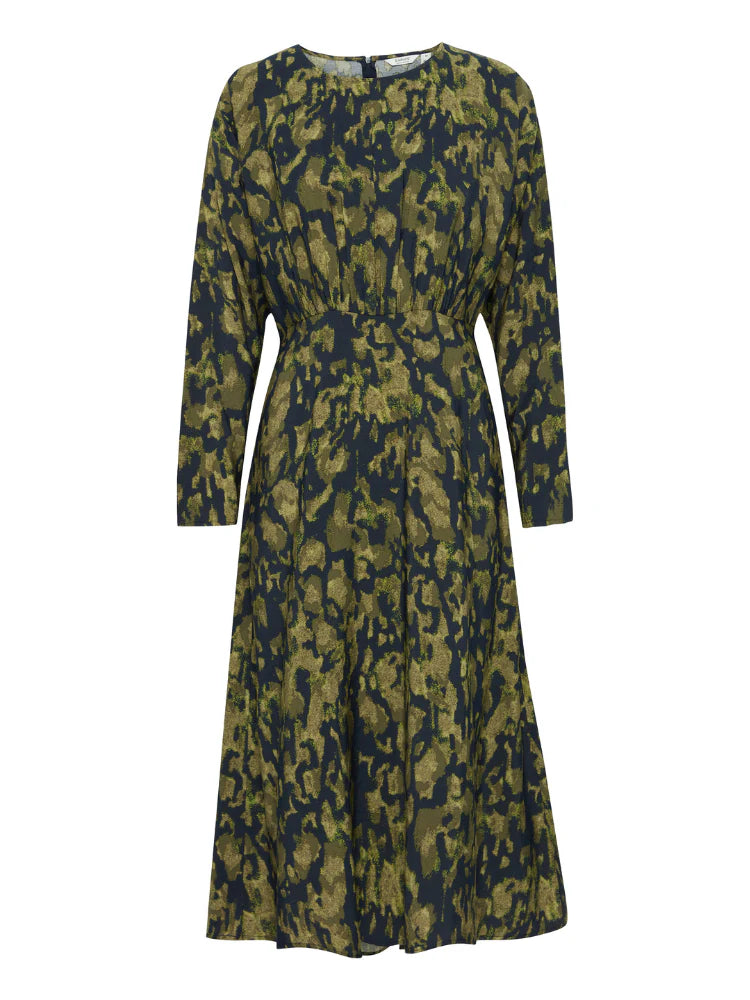 Get ready to turn heads in the B Young Hanva Dress! This long sleeve dress features a drop waist and comes in a stunning mix of navy and green abstract prints. Its perfect blend of strong and dark autumnal colours make it a must-have for the season.



Made of&nbsp; 90% Viscose, 10% polyester, Machine wash cool and low&nbsp;