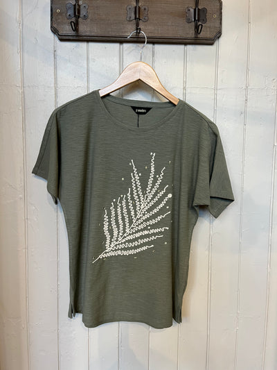 Get comfy and stylish with our Pomodoro - Leaf Design T-Shirt! Shown here in Khaki, this tee features a unique leaf design that's perfect for day or a casual evening out. Show off your fun side with this quirky and playful shirt!