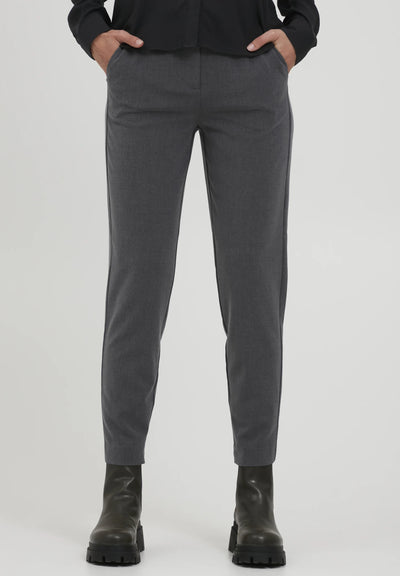 Upgrade your wardrobe with B Young's Danta Cropped Pants in Black Melange. These smart trousers are perfect for work and versatile enough for drinks with friends or running errands. Step up your style game with these sleek cropped pants!    Made of 64% Polyester, 32% Viscose, 4% Elastane, Machine wash 30 and low iron if needed