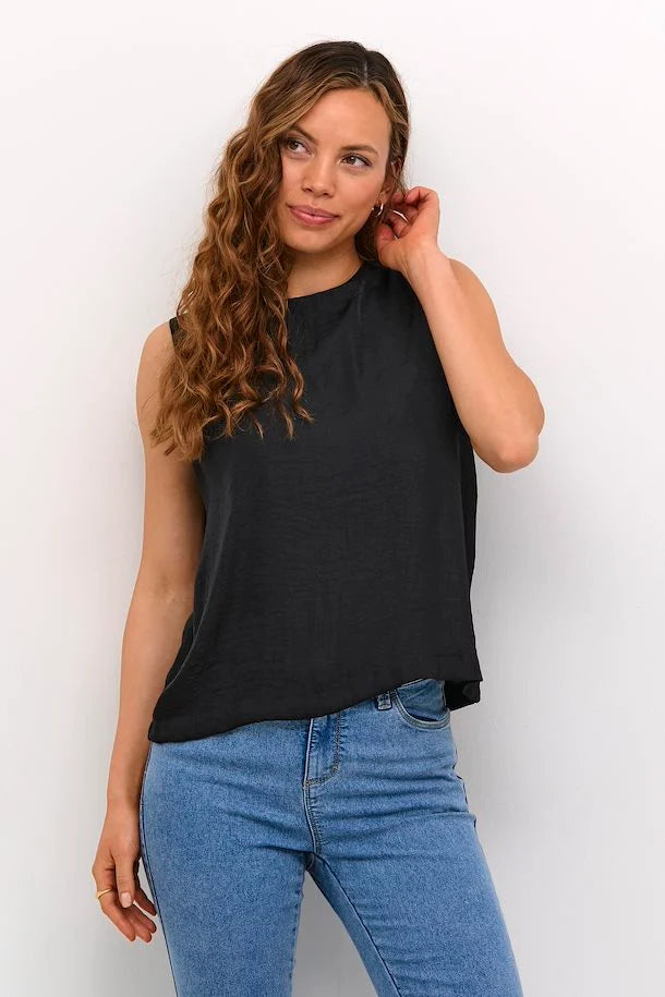 Kaffe is back with the AW25 collection, the Kaallie top is the perfect basic to pair with your fave jeans, or skirts to create a perfect smart causal staple as we transition into autumn from summer    Made of 100% Polyester, Machine wash 30