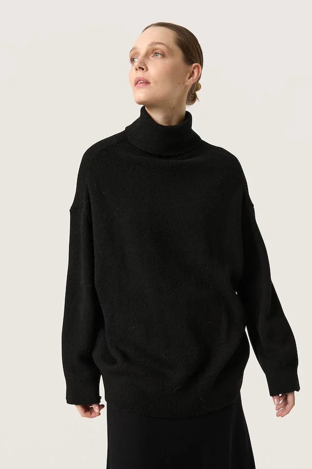 Elevate your autumn wardrobe with our Soaked in Luxury Rakel Rollneck Pullover. This black jumper is the perfect basic, featuring a stylish roll neck and eye-catching red accents. Pair it with your favourite jeans or trousers for a versatile and effortless look.



Made of 48% Acrylic, 26% nylon, 15% wool, 8% alpaca, 3% elastic, Made of 98% Cotton, 2% elastic, Machine wash 30 and air dry where possible, low iron if needed&nbsp;