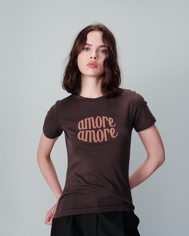 Elevate your everyday wardrobe with the Grace &amp; Mila Nicolette Tee! Available in Anthracite or Beige, this basic graphic tee is not only cute but also offers a bit of stretch for a comfortable fit. Perfect for adding a touch of style to any casual look.    Made of 92% cotton, 8% elastic, Machine wash 30 and air dry where possible, low iron if needed